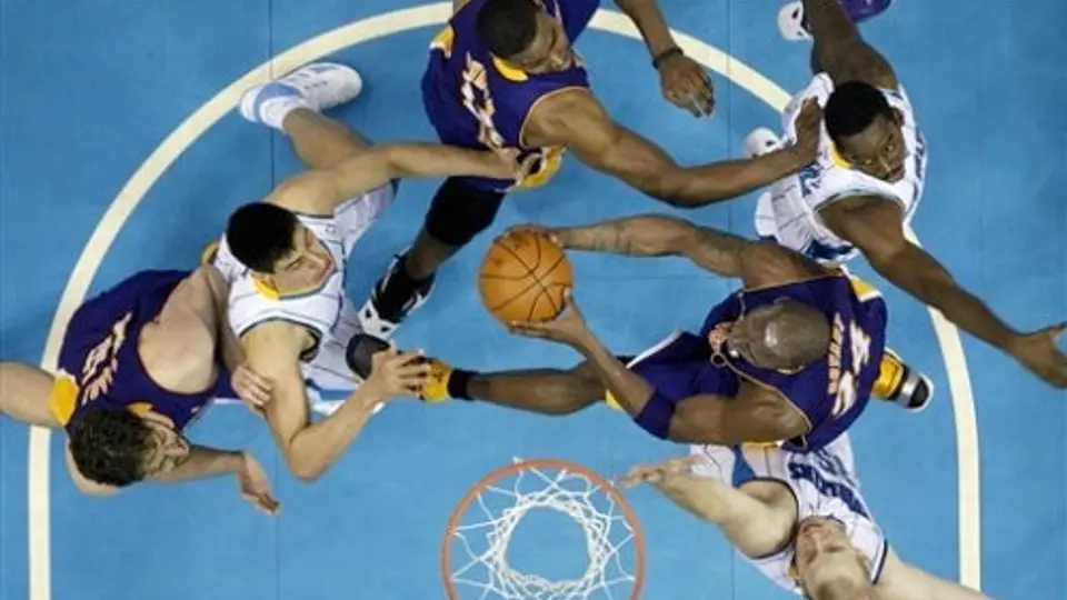 Comete Ayón error crucial en derrota de Hornets