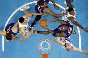 Comete Ayón error crucial en derrota de Hornets