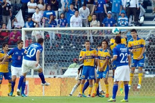 El 'Chaco' Giménez abrió el marcador con un tiro libre (FOTO: MEXSPORT)