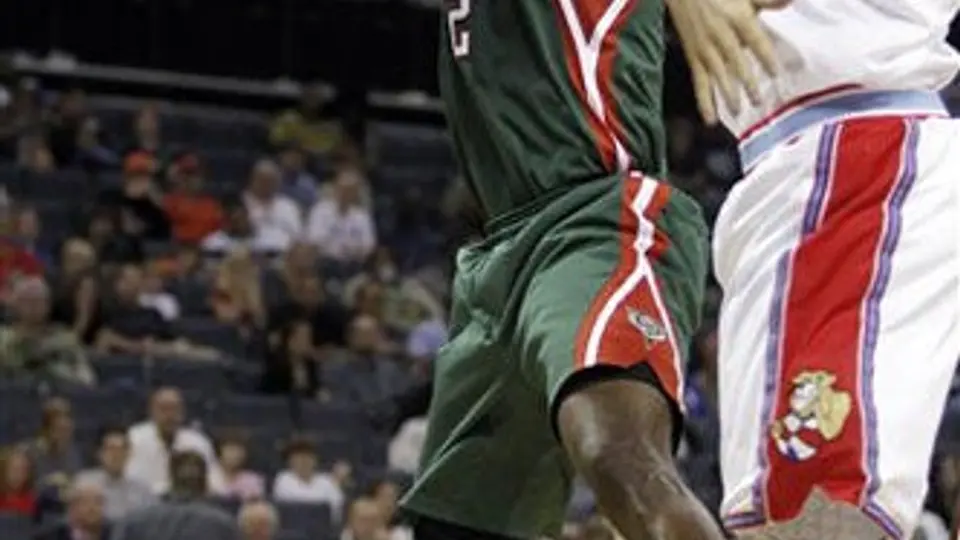 Bobcats caen ante Bucks sin Nájera