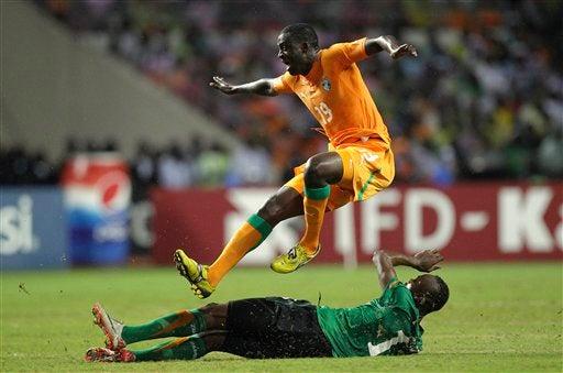 Yaya Toure brinca sobre Stophira Sunzu. FOTO: AP
