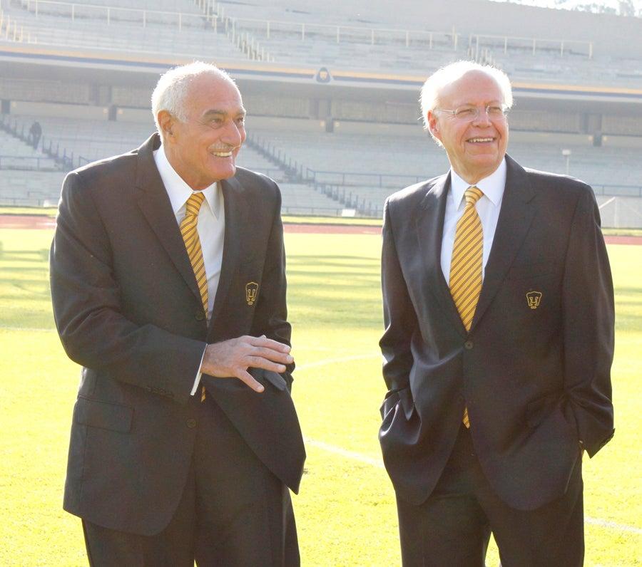El rector de la UNAM, José Narro y Presidente del Patronato de Pumas, Víctor Mahbub conversaron unos momentos. FOTO: Club Pumas