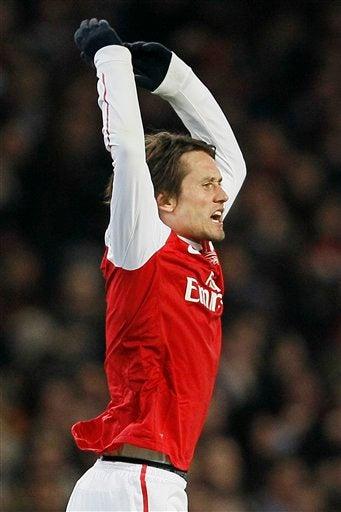 Tomas Rosicky festeja su tanto ante el Milan. FOTO: AP