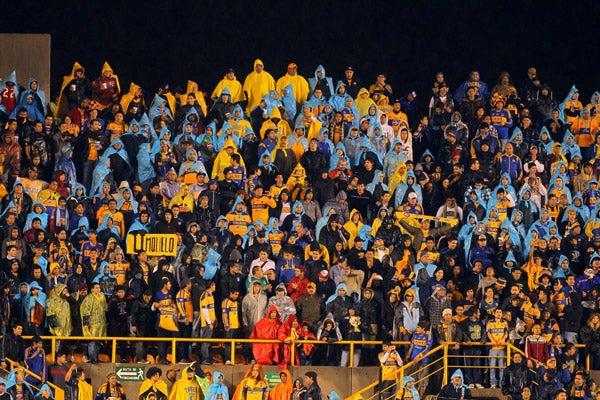 Gran cantidad de aficionados auriazules se hicieron presentes con sus cánticos. FOTO: CIRO GUTIÉRREZ