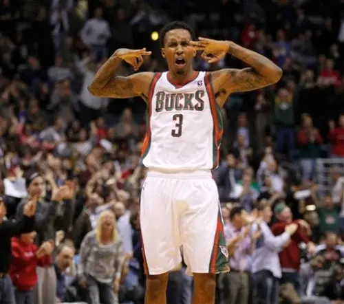 Milwaukee le pega 105-97 a Miami
