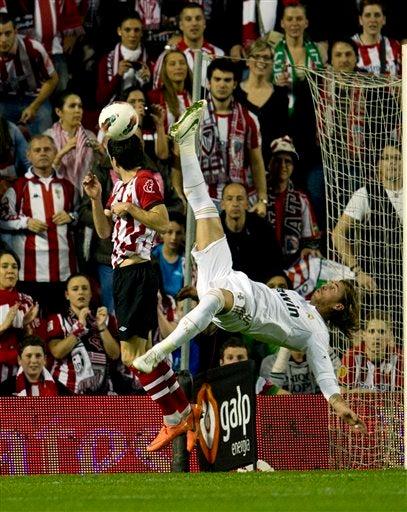 Sergio Ramos disputa el balón | AP