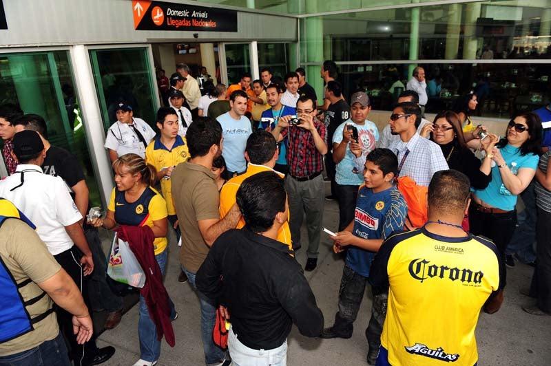 La porra 'La Tapatía' causaron revuelo en las inmediaciones de la Terminal 1. FOTO: SAÚL MOLINA