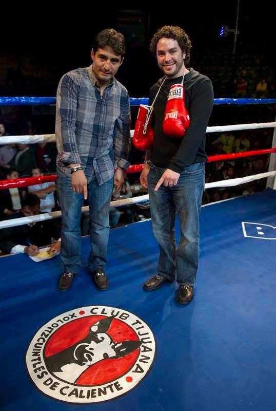 Morales y Hank señalan el escudo de Xolos que está sobre la lona. FOTO: CÉSAR VICUÑA