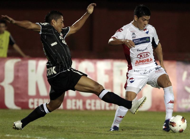 Ralf (pelea el balón con Germán Cano. FOTO: AP