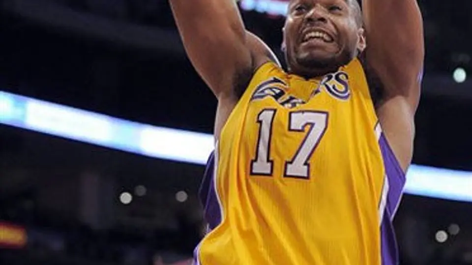 Lakers vencen 92-89 a Nuggets y suman tres triunfos