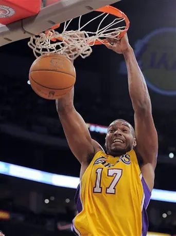 Lakers vencen 92-89 a Nuggets y suman tres triunfos