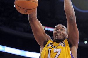 Lakers vencen 92-89 a Nuggets y suman tres triunfos