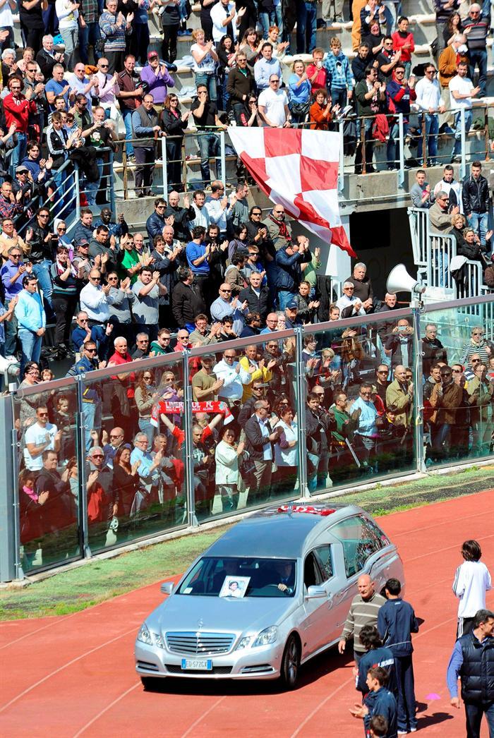 Los seguidores se reunieron en el estadio Armando Picchi para despedir al jugador. FOTO: EFE