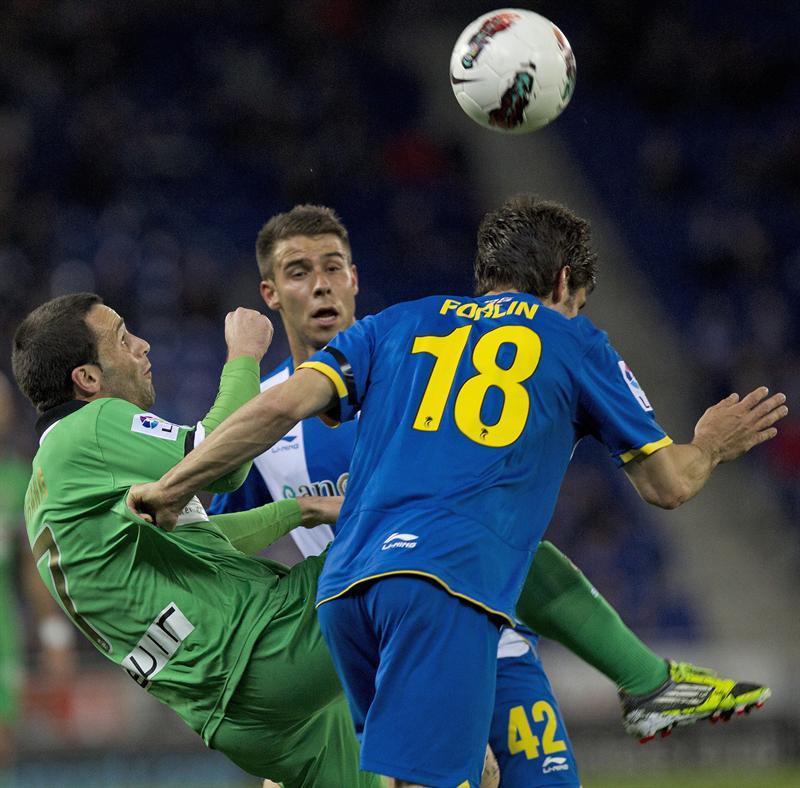 Cristian Gómez y Juan Forlín disputan el esférico. FOTO: EFE