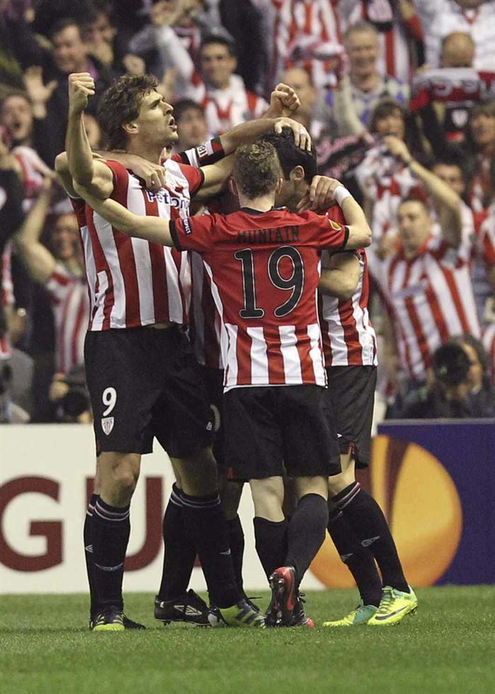 Los jugadores del Athletic celebran triunfo sobre el Manchester United (5-3 global). FOTO: EFE