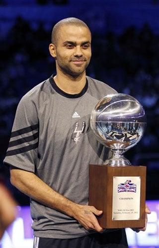 Tony Parker posa con su trofeo como Campeón del Concurso de Habilidad (FOTO: AP)