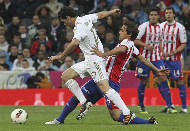 Real Madrid no lograba penetrar la defensa rivalFOTO: EFE