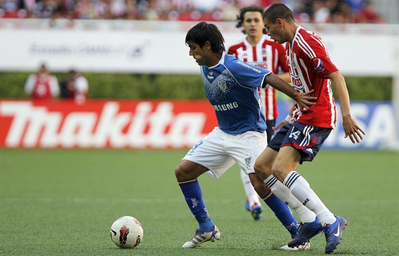 Jorge Enríquez disputa el balón con Augusto Fernández. FOTO: EFE