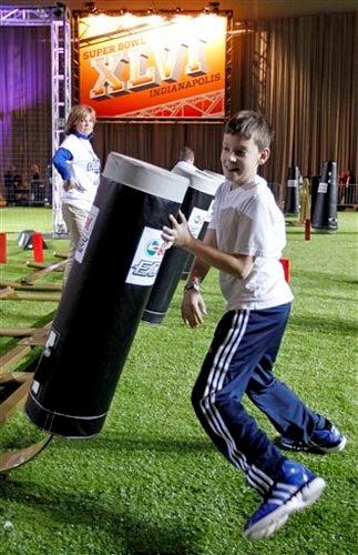 Los aficionados viven la experiencia del Super Bowl XLVI en Indianápolis (FOTO AP)