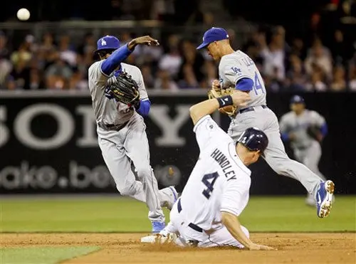 Dodgers consiguen triple play en victoria sobre Padres