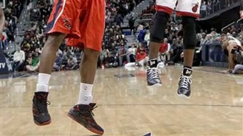 James y Wade le dan la victoria a Miami sobre Hawks