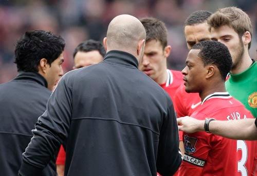 Evra y Suárez tuvieron diferencias a lo largo del encuentro entre Manchester y Liverpool (FOTO: AP)