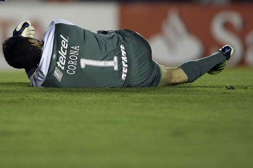 El arquero de Cruz Azul fue trasladado al hospital | MEXSPORT