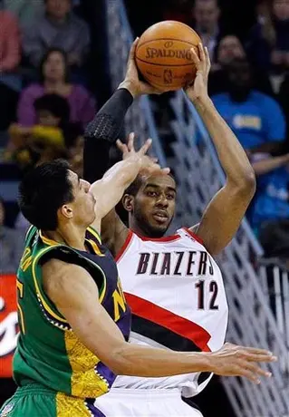 Ayón convirtió dos puntos en la derrota de Hornets ante Portland