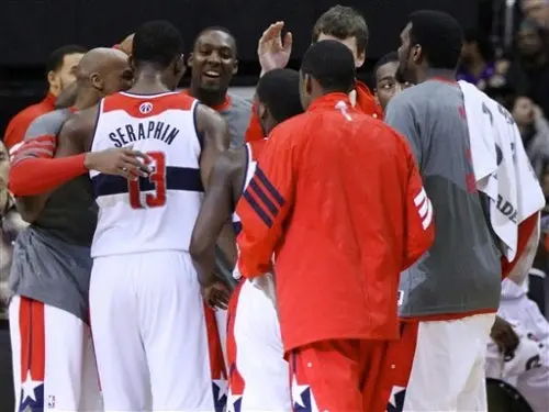 Wizards remontan 21 puntos para vencer a Lakers