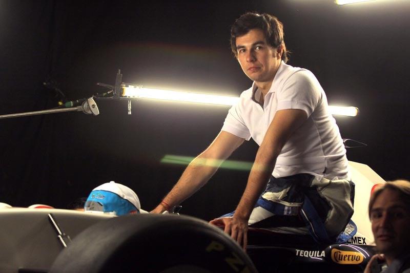 Checo encabeza las filmaciones del 'Cineminuto' para la escudería que lo vio nacer como piloto. FOTO: CIRO GUTIÉRREZ