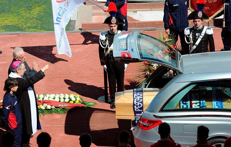 El féretro con el cuerpo de Morosini fue transladado en un coche que dio dos vueltas al estadio. FOTO: EFE