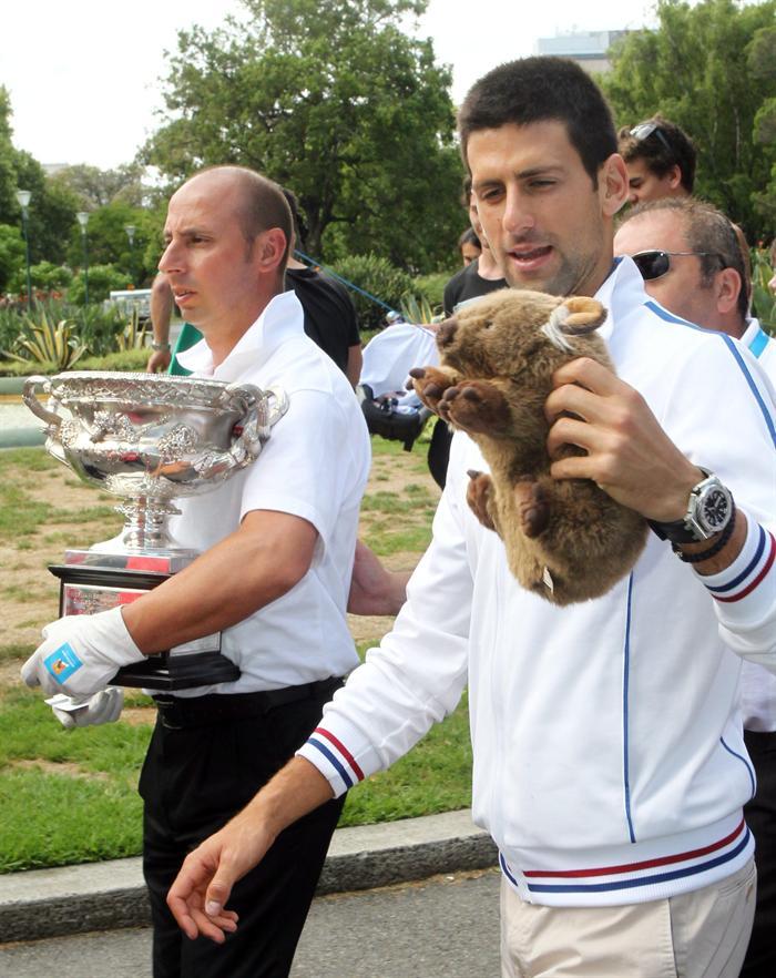 El tenista recibió un peluche de parte de un seguidor. FOTO: EFE