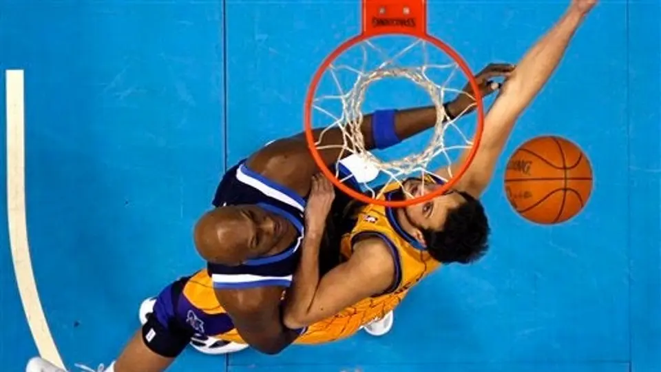 Ayón y los Hornets caen 83-81 ante los Mavericks
