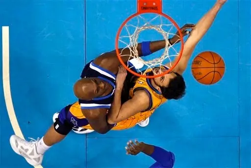 Ayón y los Hornets caen 83-81 ante los Mavericks