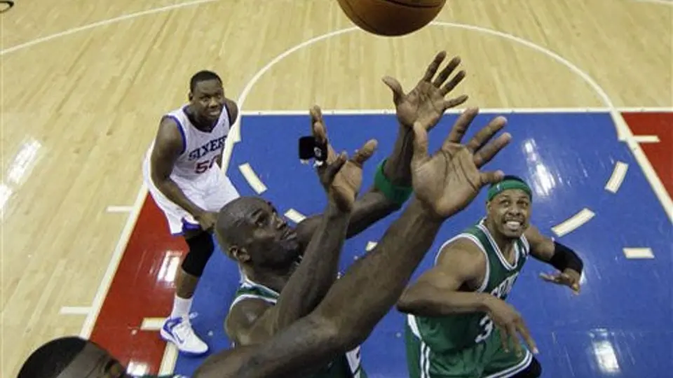 Bass brilla y Celtics se adelantan a 76ers