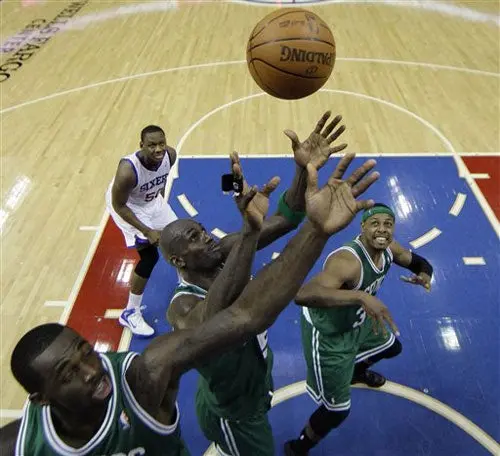 Bass brilla y Celtics se adelantan a 76ers