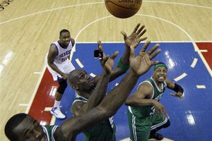 Bass brilla y Celtics se adelantan a 76ers