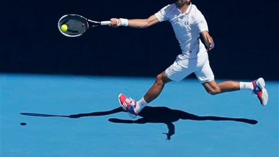 Djokovic avanza caminando en el Abierto de Australia