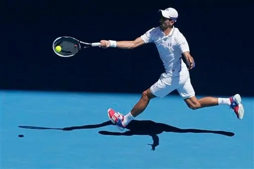 Djokovic avanza caminando en el Abierto de Australia