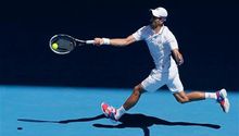 Djokovic avanza caminando en el Abierto de Australia