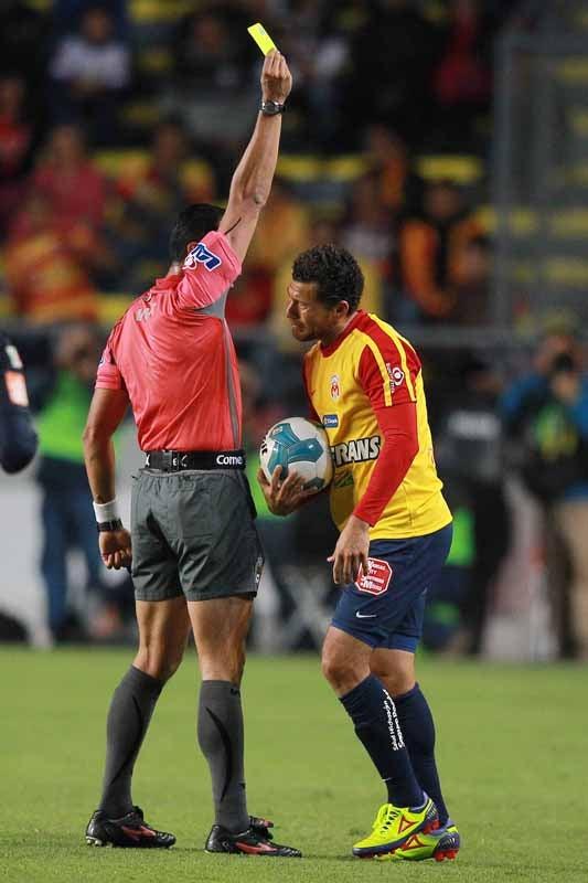 Miguel Sabah se lamenta frente al árbitro, tras recibir la tarjeta amarilla. FOTO: RICARDO FLORES