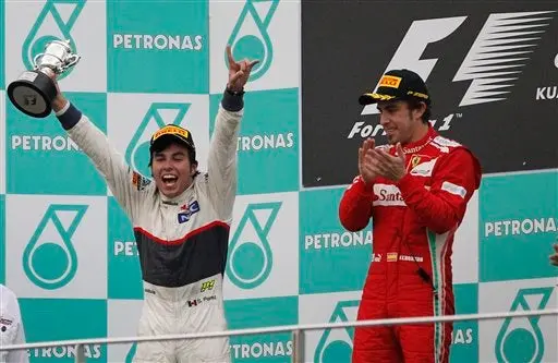 Checo celebra su primer podio en la F1, en Malasia 2012 | AP