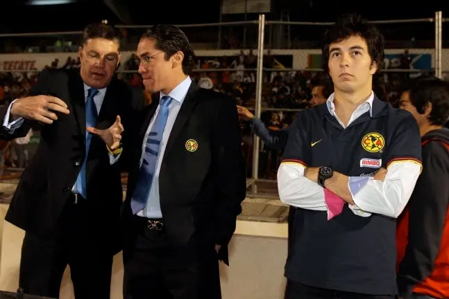 Checo Pérez llegó con las Águilas al Tres de Marzo