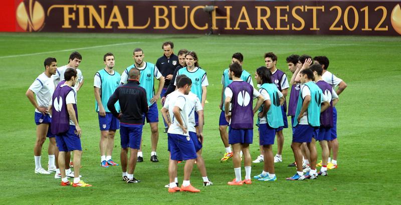 El equipo se reúne al centro del campo | EFE