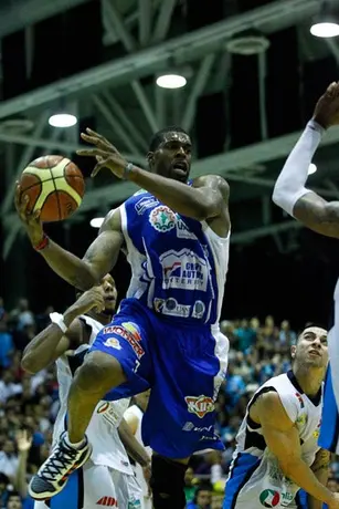 Agónico triunfo de Fuerza Regia ante Huracanes