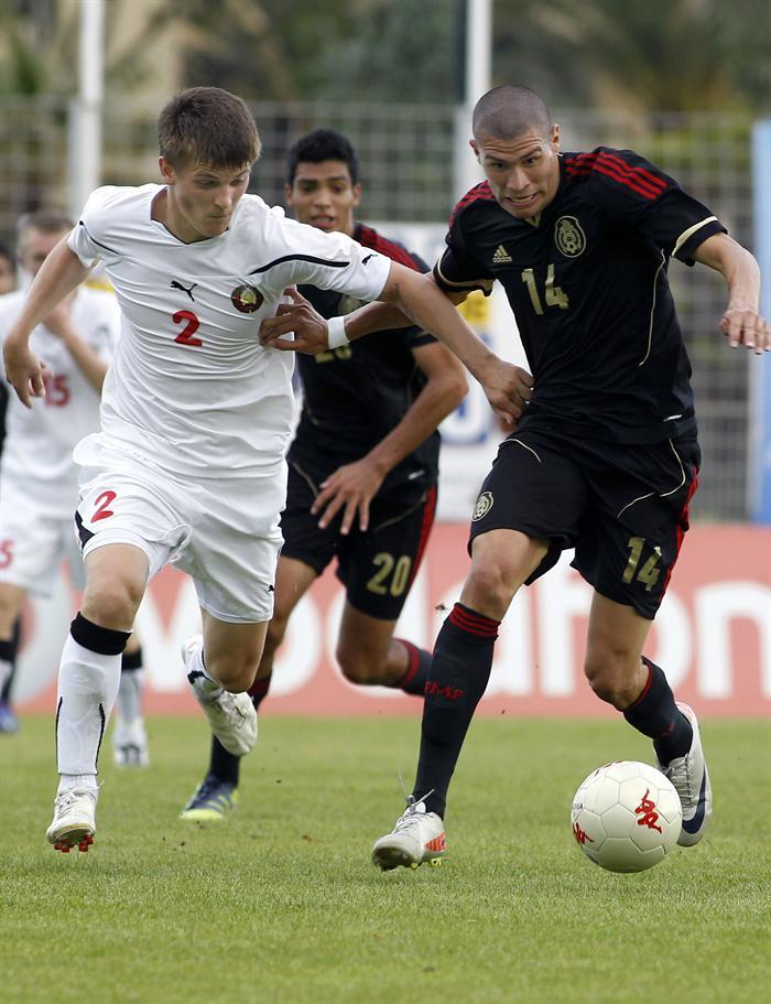 Enriquez pelea un balón con el jugador de Bielorrusia Stanislav Dragun l EFE