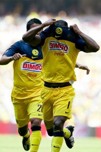 Benítez celebró dos tantos al primer tiempo. FOTO: MEXSPORT