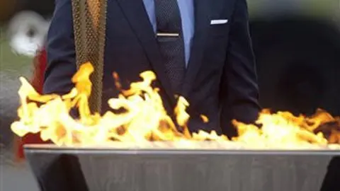 Beckham recibe al fuego olímpico en Reino Unido