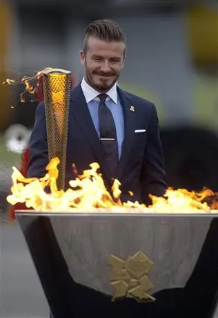 Beckham recibe al fuego olímpico en Reino Unido