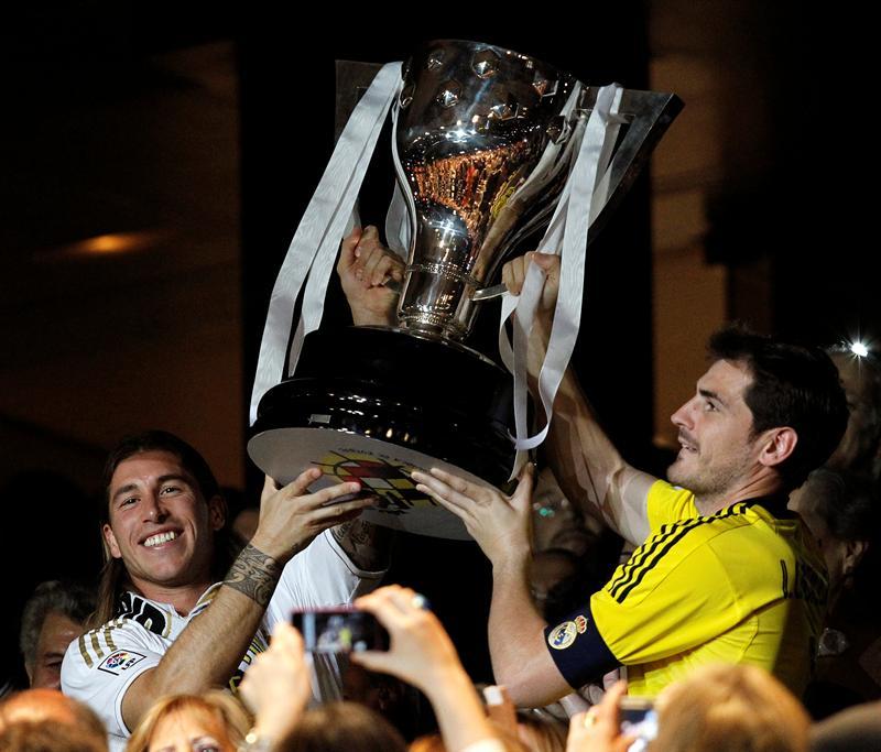 Iker Casillas y Sergio Ramos levantan la copa | EFE